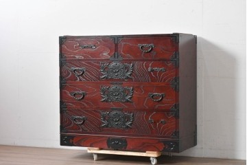 中古　仙台民藝箪笥　欅産業　牡丹を象った金具が華やかな漆塗りの衣装箪笥　(R-085576)