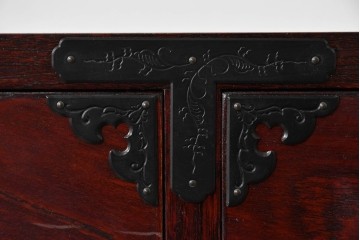 中古　仙台民藝箪笥　欅産業　牡丹を象った金具が華やかな漆塗りの衣装箪笥　(R-085576)