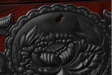 中古　仙台民藝箪笥　欅産業　牡丹を象った金具が華やかな漆塗りの衣装箪笥　(R-085576)