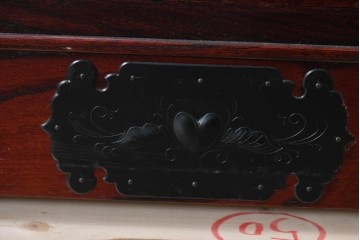 中古　仙台民藝箪笥　欅産業　牡丹を象った金具が華やかな漆塗りの衣装箪笥　(R-085576)