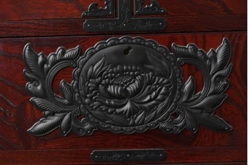 中古　仙台民藝箪笥　欅産業　牡丹を象った金具が華やかな漆塗りの衣装箪笥　(R-085576)