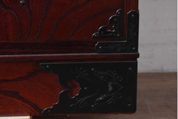 中古　仙台民藝箪笥　欅産業　牡丹を象った金具が華やかな漆塗りの衣装箪笥　(R-085576)