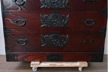 中古　仙台民藝箪笥　欅産業　牡丹を象った金具が華やかな漆塗りの衣装箪笥　(R-085576)