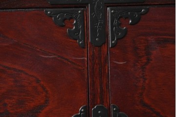 中古　仙台民藝箪笥　欅産業　牡丹を象った金具が華やかな漆塗りの衣装箪笥　(R-085576)