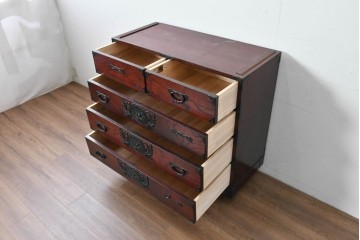 中古　仙台民藝箪笥　欅産業　牡丹を象った金具が華やかな漆塗りの衣装箪笥　(R-085576)