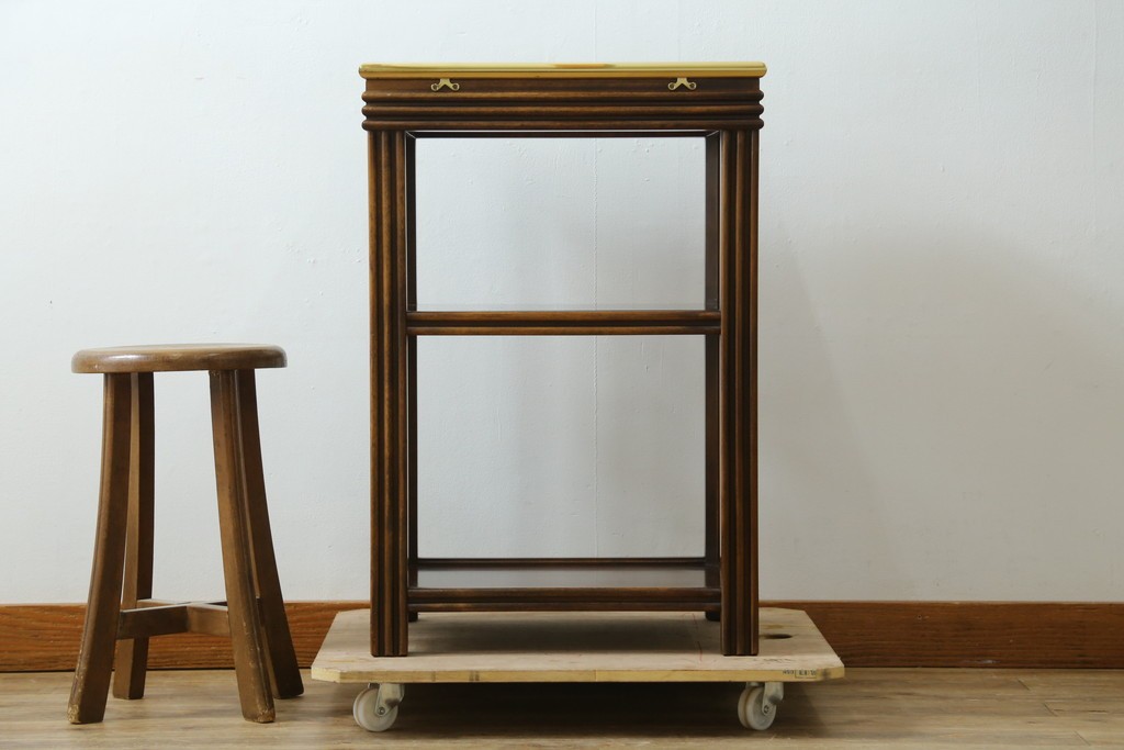 中古　スペイン製　バロッサバレンティ(VARO,S.A. VALENTI)　金色装飾×スモークガラストップがお洒落なサイドテーブル　(R-085577)