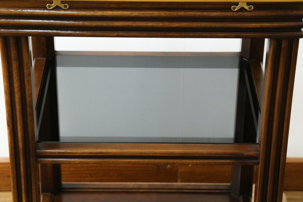 中古　スペイン製　バロッサバレンティ(VARO,S.A. VALENTI)　金色装飾×スモークガラストップがお洒落なサイドテーブル　(R-085577)