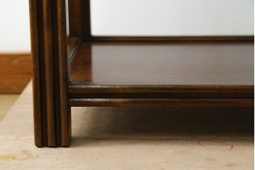 中古　スペイン製　バロッサバレンティ(VARO,S.A. VALENTI)　金色装飾×スモークガラストップがお洒落なサイドテーブル　(R-085577)