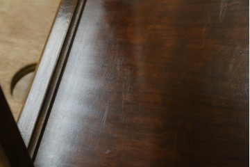 中古　スペイン製　バロッサバレンティ(VARO,S.A. VALENTI)　金色装飾×スモークガラストップがお洒落なサイドテーブル　(R-085577)