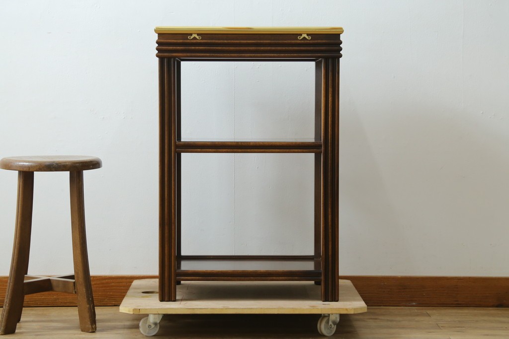 中古　スペイン製　バロッサバレンティ(VARO,S.A. VALENTI)　金色装飾×スモークガラストップがお洒落なサイドテーブル　(R-085577)