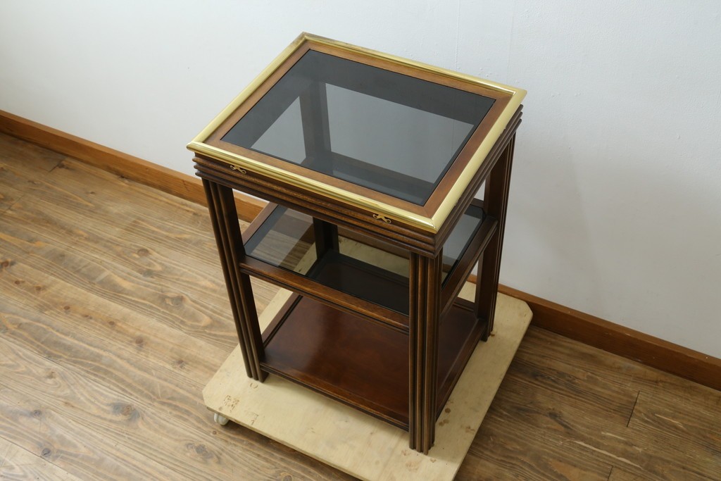 中古　スペイン製　バロッサバレンティ(VARO,S.A. VALENTI)　真鍮縁とガラス天板が上品な印象のサイドテーブル　(R-085578)