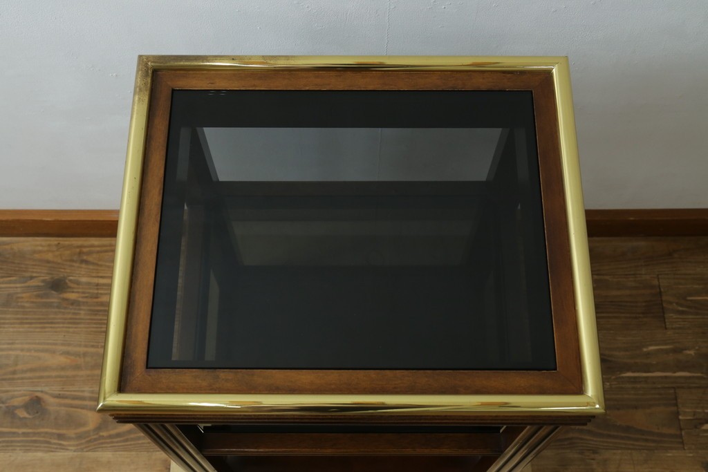 中古　スペイン製　バロッサバレンティ(VARO,S.A. VALENTI)　真鍮縁とガラス天板が上品な印象のサイドテーブル　(R-085578)