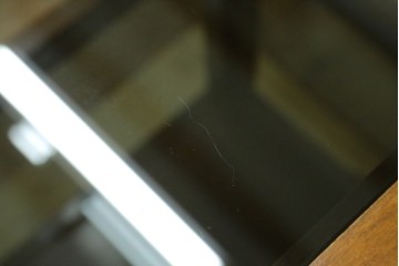 中古　スペイン製　バロッサバレンティ(VARO,S.A. VALENTI)　真鍮縁とガラス天板が上品な印象のサイドテーブル　(R-085578)