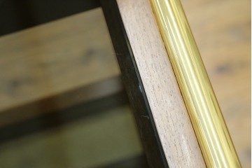 中古　スペイン製　バロッサバレンティ(VARO,S.A. VALENTI)　真鍮縁とガラス天板が上品な印象のサイドテーブル　(R-085578)