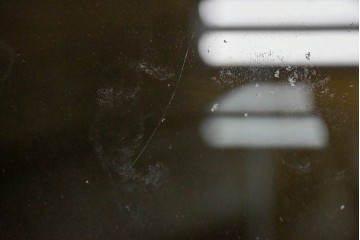 中古　スペイン製　バロッサバレンティ(VARO,S.A. VALENTI)　真鍮縁とガラス天板が上品な印象のサイドテーブル　(R-085578)