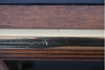 中古　スペイン製　バロッサバレンティ(VARO,S.A. VALENTI)　真鍮縁とガラス天板が上品な印象のサイドテーブル　(R-085578)