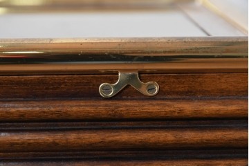 中古　スペイン製　バロッサバレンティ(VARO,S.A. VALENTI)　真鍮縁とガラス天板が上品な印象のサイドテーブル　(R-085578)