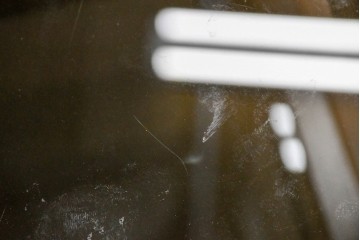 中古　スペイン製　バロッサバレンティ(VARO,S.A. VALENTI)　真鍮縁とガラス天板が上品な印象のサイドテーブル　(R-085578)