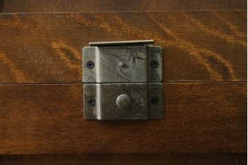 中古　北海道民芸家具　HM161K　重厚感のある重ね食器棚　定価約50万円　(R-085579)