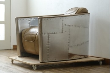 中古　美品　TIMOTHY OULTON(ティモシー・オルトン)　アビエイター トムキャットチェア　アルミパネルの意匠が際立つ1人掛けソファ　定価約57万円　(R-085580)