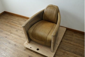 中古　美品　TIMOTHY OULTON(ティモシー・オルトン)　アビエイター トムキャットチェア　アルミパネルの意匠が際立つ1人掛けソファ　定価約57万円　(R-085580)