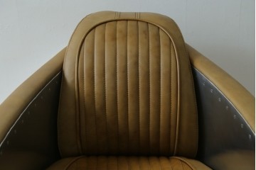 中古　美品　TIMOTHY OULTON(ティモシー・オルトン)　アビエイター トムキャットチェア　アルミパネルの意匠が際立つ1人掛けソファ　定価約57万円　(R-085580)