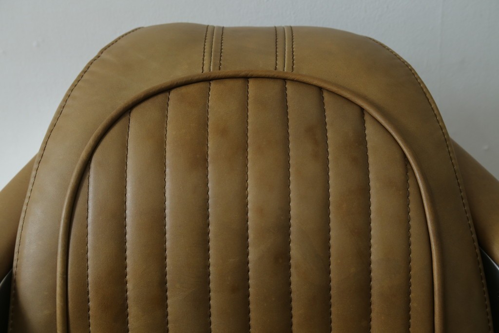 中古　美品　TIMOTHY OULTON(ティモシー・オルトン)　アビエイター トムキャットチェア　アルミパネルの意匠が際立つ1人掛けソファ　定価約57万円　(R-085580)