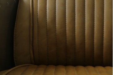 中古　美品　TIMOTHY OULTON(ティモシー・オルトン)　アビエイター トムキャットチェア　アルミパネルの意匠が際立つ1人掛けソファ　定価約57万円　(R-085580)