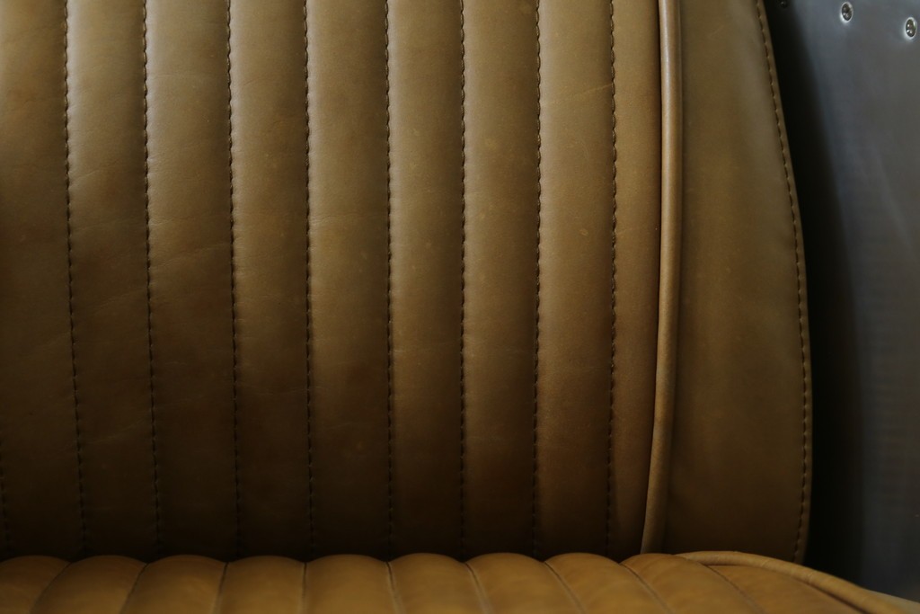 中古　美品　TIMOTHY OULTON(ティモシー・オルトン)　アビエイター トムキャットチェア　アルミパネルの意匠が際立つ1人掛けソファ　定価約57万円　(R-085580)