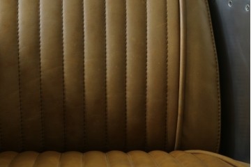 中古　美品　TIMOTHY OULTON(ティモシー・オルトン)　アビエイター トムキャットチェア　アルミパネルの意匠が際立つ1人掛けソファ　定価約57万円　(R-085580)