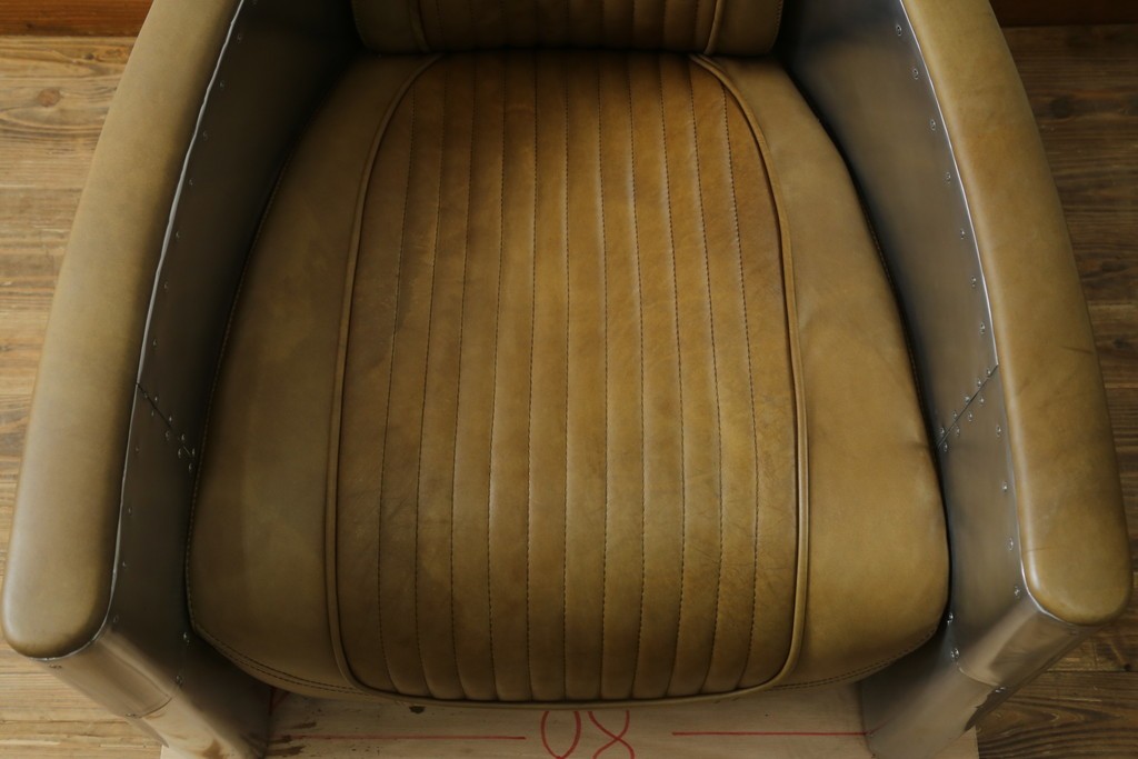 中古　美品　TIMOTHY OULTON(ティモシー・オルトン)　アビエイター トムキャットチェア　アルミパネルの意匠が際立つ1人掛けソファ　定価約57万円　(R-085580)