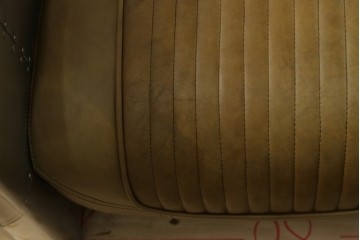 中古　美品　TIMOTHY OULTON(ティモシー・オルトン)　アビエイター トムキャットチェア　アルミパネルの意匠が際立つ1人掛けソファ　定価約57万円　(R-085580)