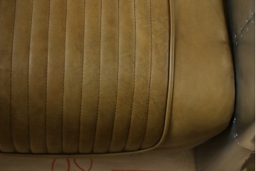 中古　美品　TIMOTHY OULTON(ティモシー・オルトン)　アビエイター トムキャットチェア　アルミパネルの意匠が際立つ1人掛けソファ　定価約57万円　(R-085580)