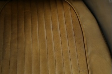 中古　美品　TIMOTHY OULTON(ティモシー・オルトン)　アビエイター トムキャットチェア　アルミパネルの意匠が際立つ1人掛けソファ　定価約57万円　(R-085580)