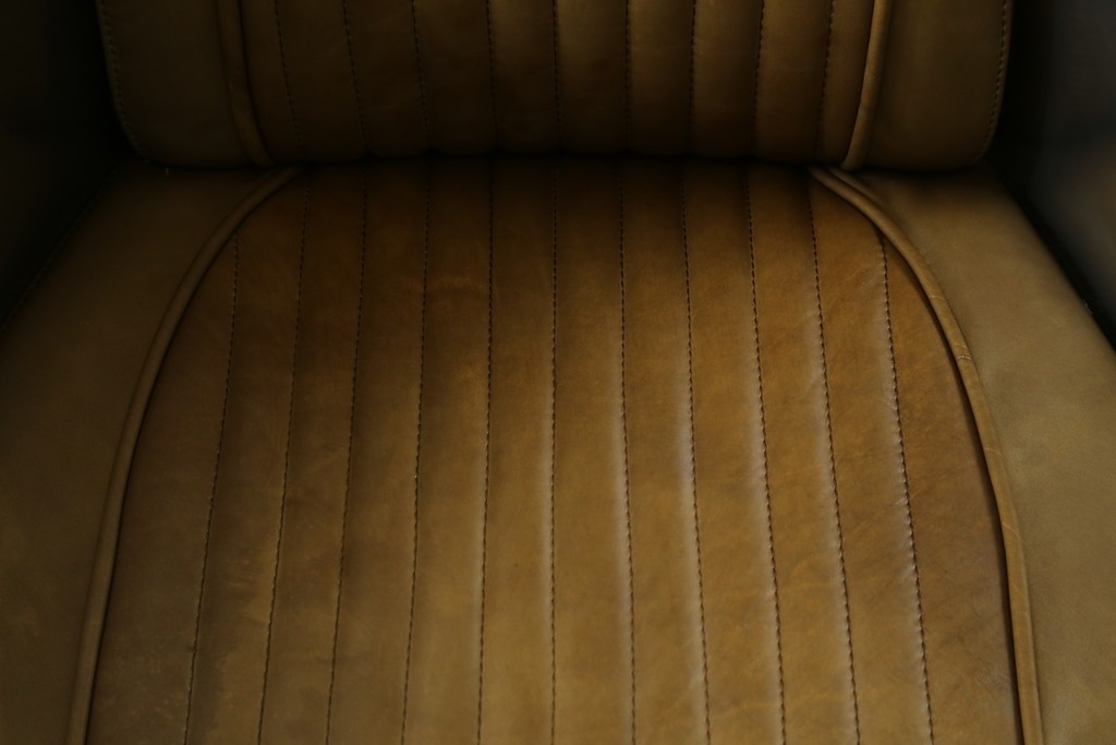 中古　美品　TIMOTHY OULTON(ティモシー・オルトン)　アビエイター トムキャットチェア　アルミパネルの意匠が際立つ1人掛けソファ　定価約57万円　(R-085580)
