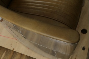中古　美品　TIMOTHY OULTON(ティモシー・オルトン)　アビエイター トムキャットチェア　アルミパネルの意匠が際立つ1人掛けソファ　定価約57万円　(R-085580)