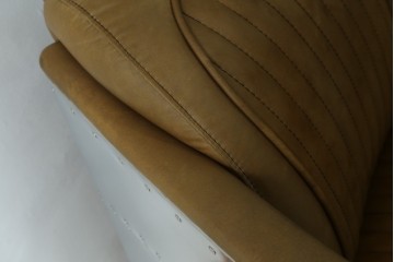 中古　美品　TIMOTHY OULTON(ティモシー・オルトン)　アビエイター トムキャットチェア　アルミパネルの意匠が際立つ1人掛けソファ　定価約57万円　(R-085580)