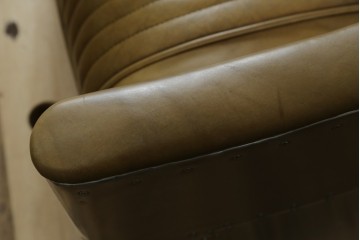 中古　美品　TIMOTHY OULTON(ティモシー・オルトン)　アビエイター トムキャットチェア　アルミパネルの意匠が際立つ1人掛けソファ　定価約57万円　(R-085580)