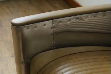 中古　美品　TIMOTHY OULTON(ティモシー・オルトン)　アビエイター トムキャットチェア　アルミパネルの意匠が際立つ1人掛けソファ　定価約57万円　(R-085580)