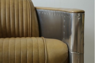 中古　美品　TIMOTHY OULTON(ティモシー・オルトン)　アビエイター トムキャットチェア　アルミパネルの意匠が際立つ1人掛けソファ　定価約57万円　(R-085580)