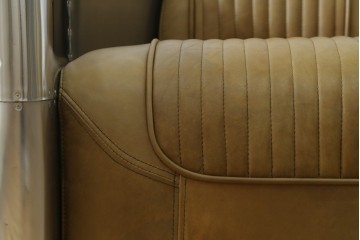 中古　美品　TIMOTHY OULTON(ティモシー・オルトン)　アビエイター トムキャットチェア　アルミパネルの意匠が際立つ1人掛けソファ　定価約57万円　(R-085580)