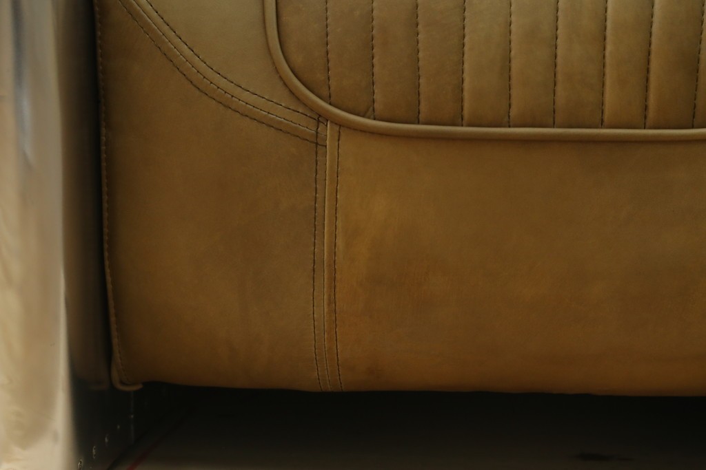 中古　美品　TIMOTHY OULTON(ティモシー・オルトン)　アビエイター トムキャットチェア　アルミパネルの意匠が際立つ1人掛けソファ　定価約57万円　(R-085580)
