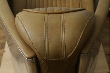 中古　美品　TIMOTHY OULTON(ティモシー・オルトン)　アビエイター トムキャットチェア　アルミパネルの意匠が際立つ1人掛けソファ　定価約57万円　(R-085580)