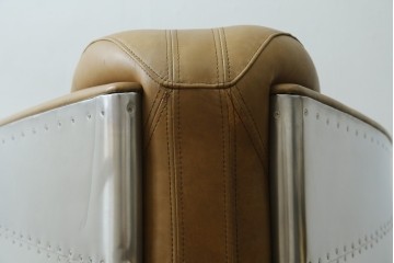 中古　美品　TIMOTHY OULTON(ティモシー・オルトン)　アビエイター トムキャットチェア　アルミパネルの意匠が際立つ1人掛けソファ　定価約57万円　(R-085580)