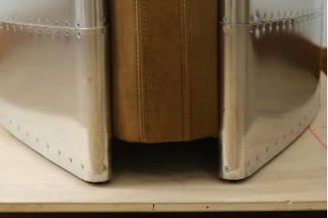 中古　美品　TIMOTHY OULTON(ティモシー・オルトン)　アビエイター トムキャットチェア　アルミパネルの意匠が際立つ1人掛けソファ　定価約57万円　(R-085580)
