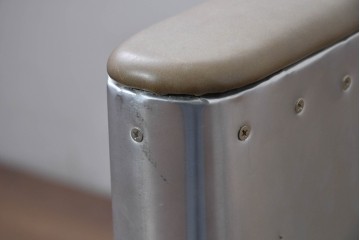 中古　美品　TIMOTHY OULTON(ティモシー・オルトン)　アビエイター トムキャットチェア　アルミパネルの意匠が際立つ1人掛けソファ　定価約57万円相当　(R-085580)