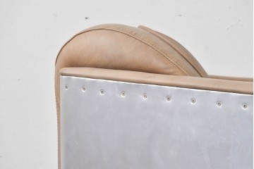 中古　美品　TIMOTHY OULTON(ティモシー・オルトン)　アビエイター トムキャットチェア　アルミパネルの意匠が際立つ1人掛けソファ　定価約57万円相当　(R-085580)