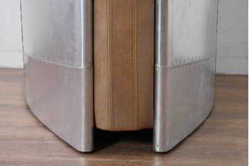 中古　美品　TIMOTHY OULTON(ティモシー・オルトン)　アビエイター トムキャットチェア　アルミパネルの意匠が際立つ1人掛けソファ　定価約57万円相当　(R-085580)