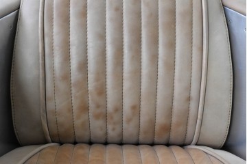 中古　美品　TIMOTHY OULTON(ティモシー・オルトン)　アビエイター トムキャットチェア　アルミパネルの意匠が際立つ1人掛けソファ　定価約57万円相当　(R-085580)