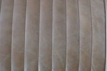 中古　美品　TIMOTHY OULTON(ティモシー・オルトン)　アビエイター トムキャットチェア　アルミパネルの意匠が際立つ1人掛けソファ　定価約57万円相当　(R-085580)